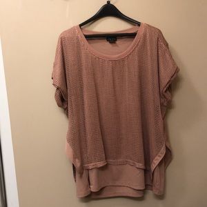 Crochet overlay, 1-piece dusty rose short sleeve top. City chic size S/16.